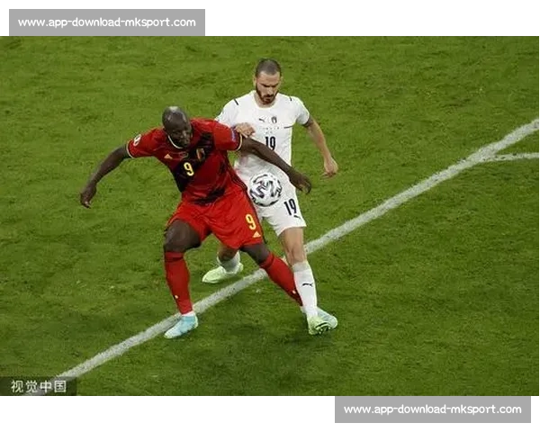 手术刀切球：足球场上的致命艺术与科学