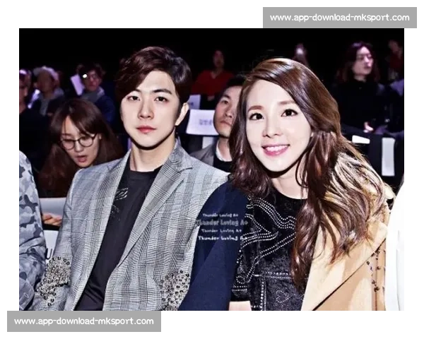 李明携子亮相世俱杯！高颜值父子同框引热议