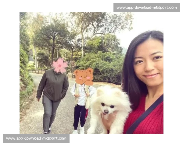 尔冬升女友晒 9 岁女儿近照：萌娃从容应对粉丝，“片场暴君” 变身慈父